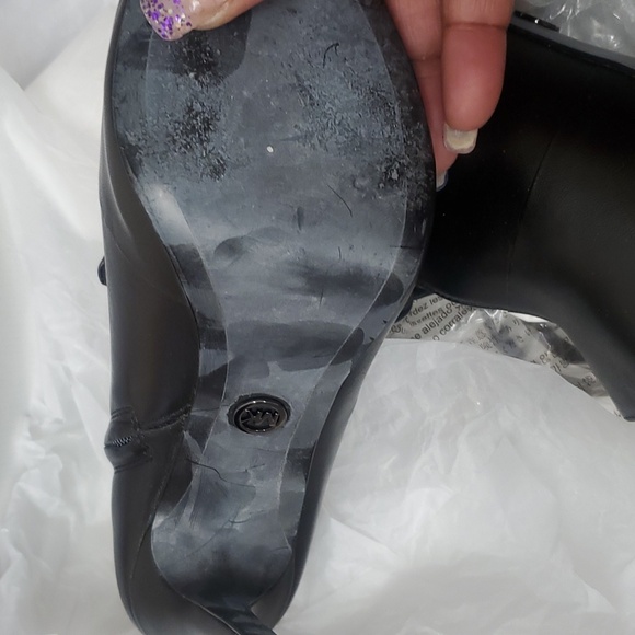 Iam sellin a pair of leather Micheal Kors booties with the little bow , a must - Picture 2 of 7